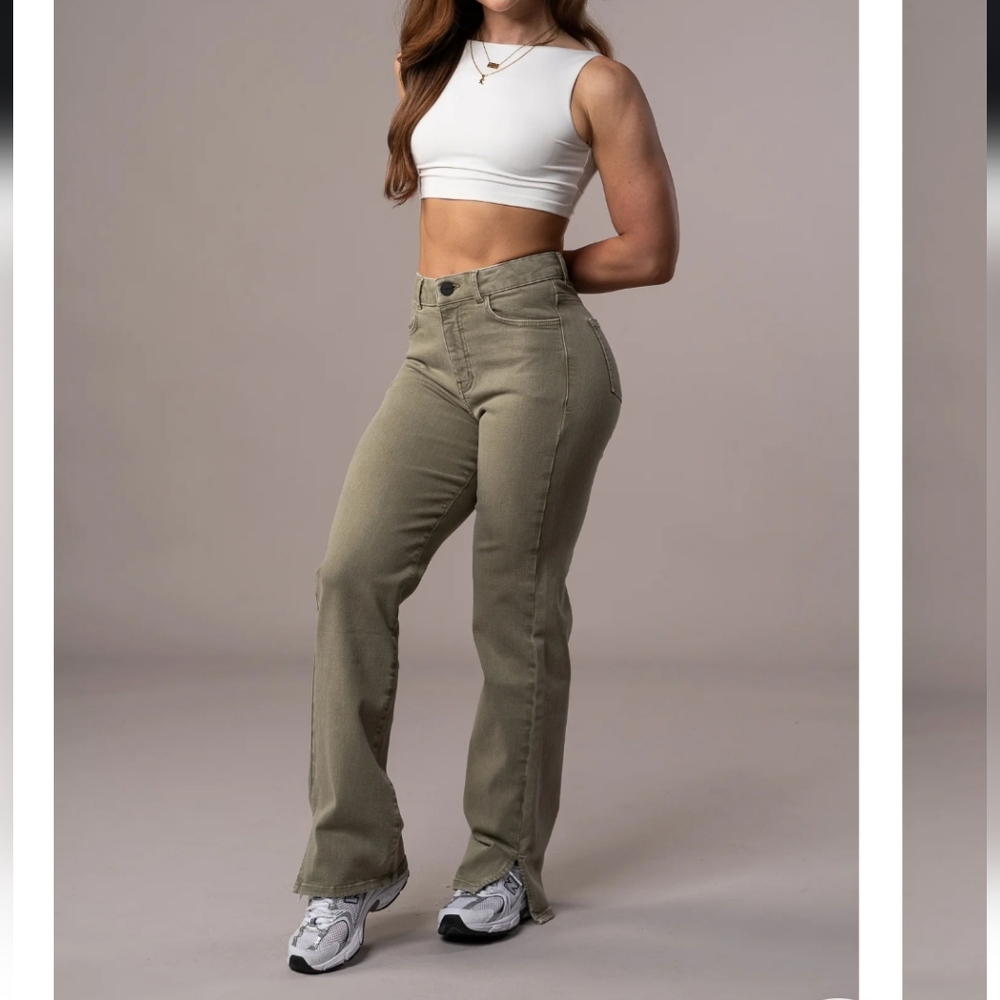 FITJEANS Straight Jean - High Rise - Size Medium